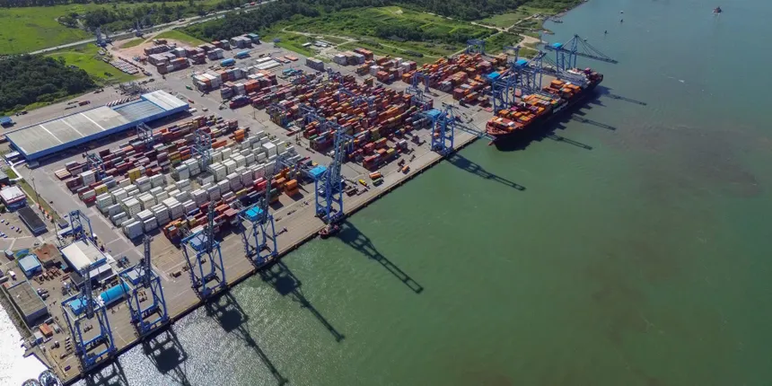 Containers brasileiros sendo carregados em porto para exportação aos Estados Unidos