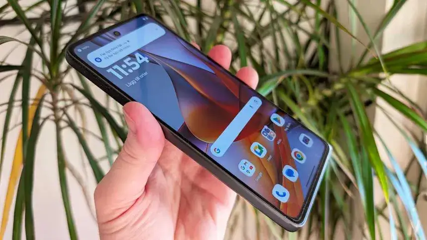 Motorola Moto G75 5G resistente à água e poeira sendo usado em atividade ao ar livre