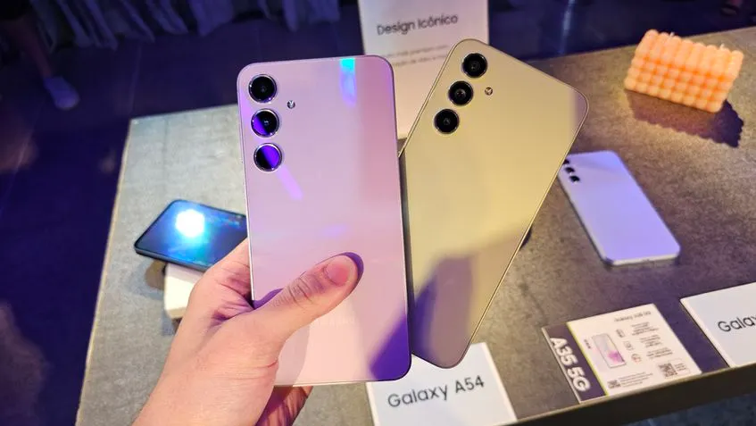 Comparação visual entre Samsung Galaxy A35 e A55 destacando design similar e diferenças sutis