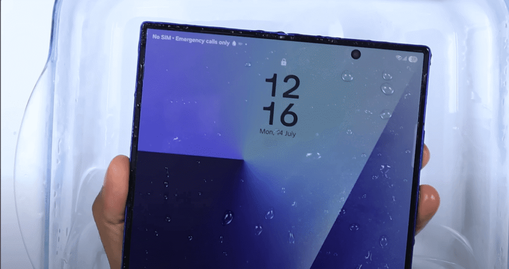 Teste de durabilidade com o dobrável da Samsung. Ele realmente é um celular resistente com resistência ao frio?