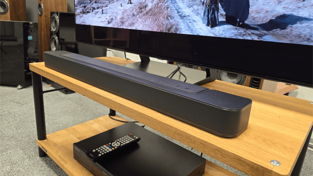 Soundbar moderna em rack de madeira com os melhorers sitemas de audio