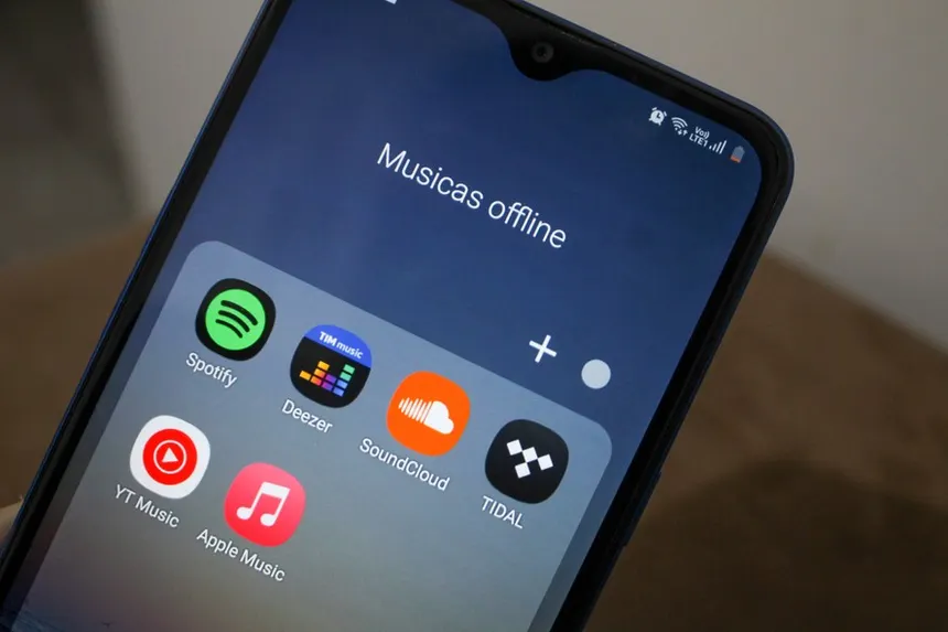 Pessoa segurando smartphone com aplicativo de música