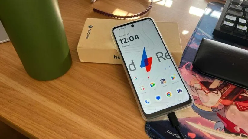 Motorola Moto G55 5G com tela IPS LCD de 120Hz exibindo navegação suave e responsiva