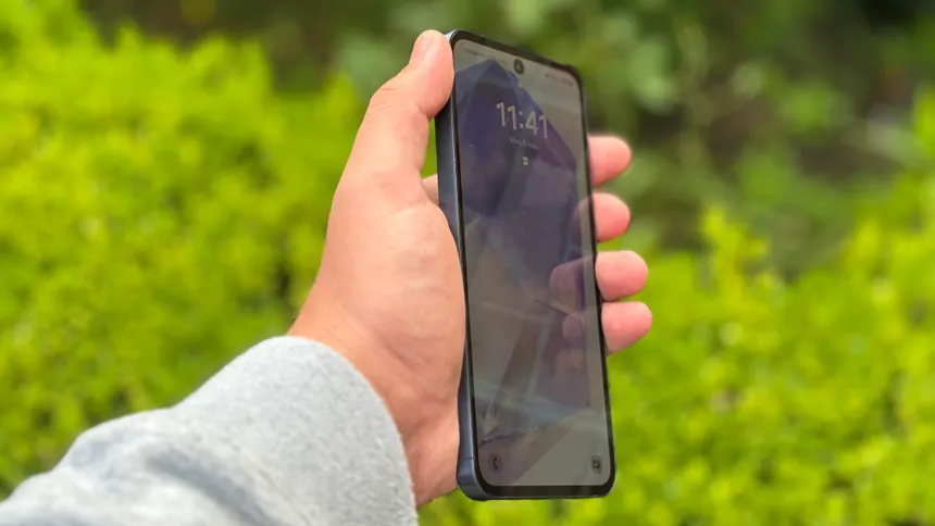 Samsung Galaxy A55 5G com tela Super AMOLED exibindo interface colorida e fluida de 120Hz