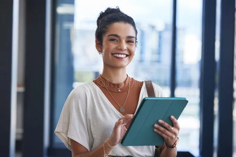 Mulher usando tablet para trabalhar com marketing digital